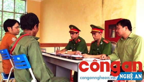 Công an huyện Thanh Chương và Công an xã Thanh Sơn lập biên bản thu hồi súng săn tại nhà dân
