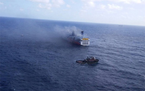 Chiếc tàu du lịch bốc cháy trên biển nhưng đã được nhà chức trách Mỹ ứng cứu kịp thời.