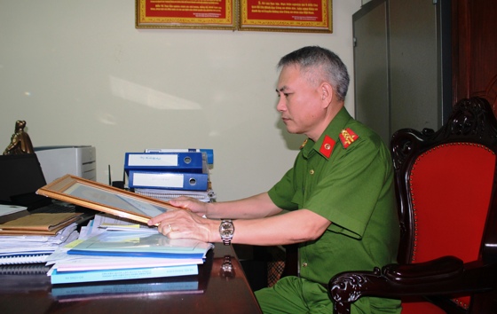 Đại tá Phạm Hoài Nam, Trưởng phòng Cảnh sát Hình sự bên bức ảnh của bố mình