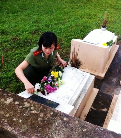 Trung úy Trần Thị Nhung thắp nén hương cho bố tại Nghĩa trang huyện Yên Thành