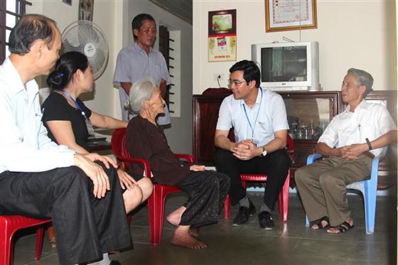 Lãnh đạo Công ty Xăng dầu Nghệ An thăm, tặng quà mẹ Việt Nam anh hùng trên địa bàn tỉnh mà đơn vị nhận phụng dưỡng - Ảnh: Nguồn Internet