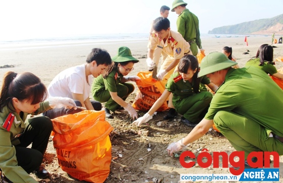 ĐVTN Công an huyện thu dọn rác thải tại bãi biển Quỳnh Nghĩa