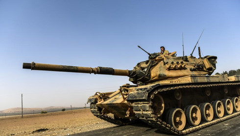 Cảnh một xe tăng Thổ Nhĩ Kỳ tiến về phía Syria. (Ảnh: AFP)