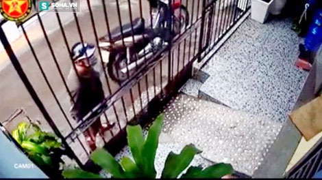 Một tên cướp chuẩn bị tấn công vào nhà (vụ án xảy ra ngày 7/6/2016, tại phường 15 , quận Tân Bình, TP. Hồ Chí Minh, ảnh do camera ghi lại).