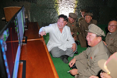 Lãnh đạo Triều Tiên Kim Jong-un theo dõi vụ phóng thử tên lửa từ tàu ngầm tại một địa điểm không được công bố. Ảnh: Reuters/KCNA