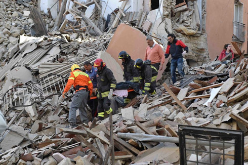 Nhân viên cứu hộ tìm kiếm các nạn nhân của trận động đất mạnh 6,2 độ richter tại miền Trung Italy. Ảnh: Sputnik