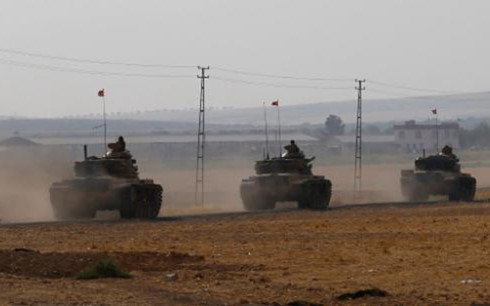 Xe tăng Thổ Nhĩ Kỳ tiến vào lãnh thổ Syria. Ảnh: Reuters