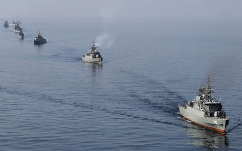 Một nhóm tàu Hải quân Iran tham gia cuộc tập trận tại Eo biển Hormuz. Ảnh AFP