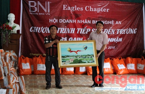 Ông Đinh Văn Tạo, Giám đốc BNI vùng Thanh - Nghệ - Tĩnh trao bức tranh lưu niệm cho Đại diện UBND xã Tri Lễ.