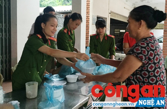  Hội viên Hội Phụ nữ Công an huyện Diễn Châu phát cháo cho bệnh nhân