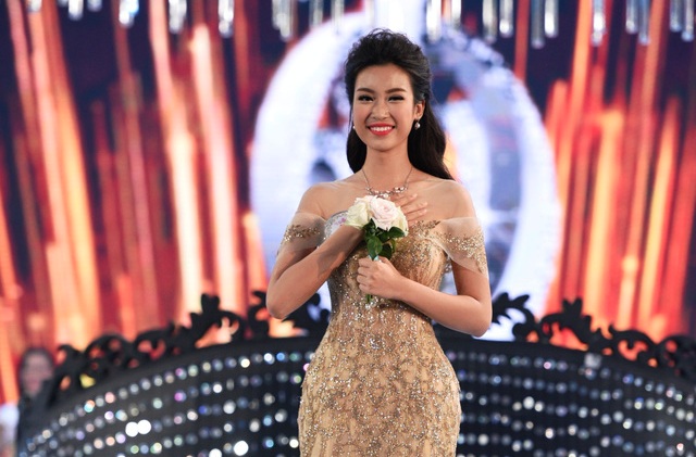 Sau khi công bố ngôi vị Á hậu 1 thuộc về Ngô Thanh Thanh Tú, Á hậu 2 - Huỳnh Thị Thùy Dung. BTC đã xướng tên Đỗ Mỹ Linh cho ngôi vị Hoa hậu Việt Nam 2016.