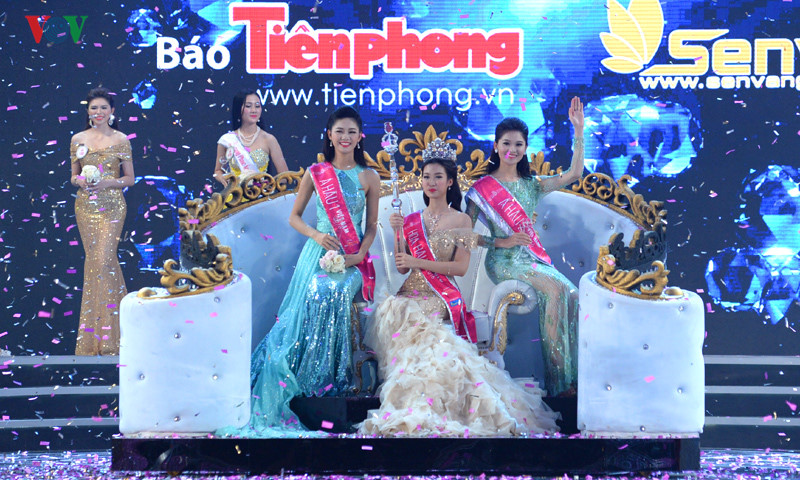 Gương mặt rạng ngời, hạnh phúc của 3 người đẹp chiến thắng trong đêm chung kết Hoa hậu Việt Nam 2016.
