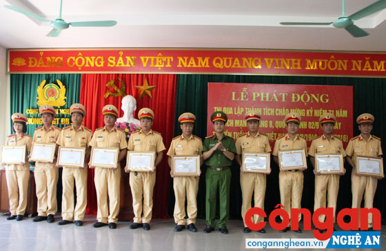 Đồng chí Thượng tá Nguyễn Đức Hải, Phó Giám đốc Công an tỉnh trao thưởng cho các cá nhân có thành tích xuất sắc trong công tác
