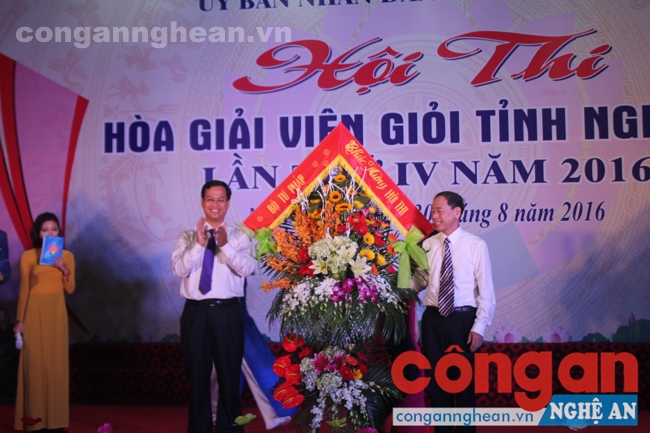 Tiến sĩ Đỗ Xuân Lân,vụ trưởng vụ PBGDPL tặng hoa chúc mừng Hội thi