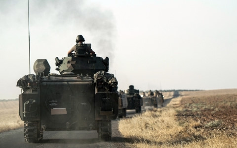 Xe tăng Thổ Nhĩ Kỳ tiến vào Syria. Ảnh: AP