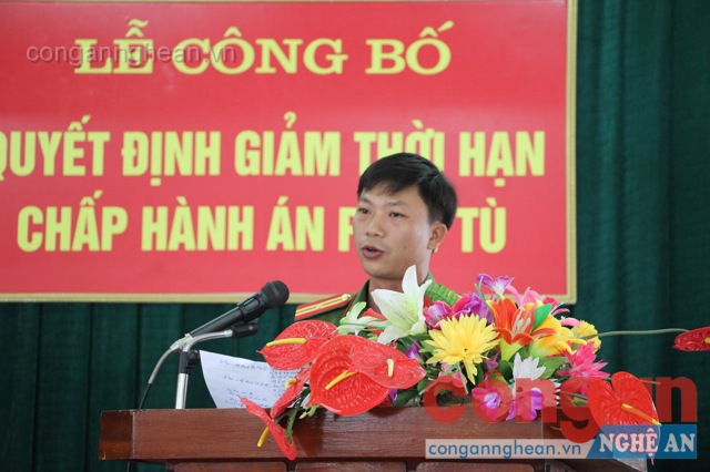Đồng chí Thiếu tá Nguyễn Công Dung - Phó Giám thị Trại tạm giam Công an tỉnh Công bố quyết định đặc xá cho các phạm nhân