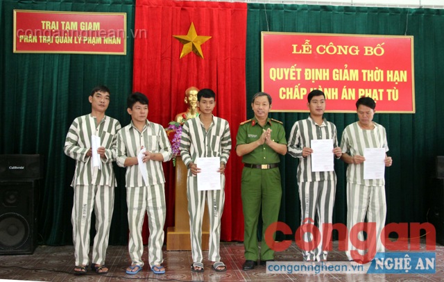 Đồng chí Đại tá Đặng Thanh Tùng - Phó Thủ trưởng Cơ Thi hành án hình sự Công an tỉnh trao Giấy chứng nhận đặc xá cho các phạm nhân