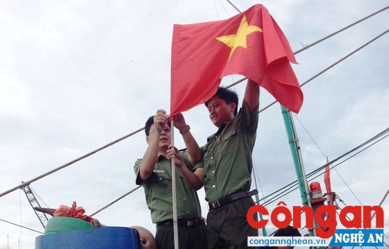 CBCS Công an Nghệ An cắm cờ Tổ quốc cho tàu thuyền của ngư dân