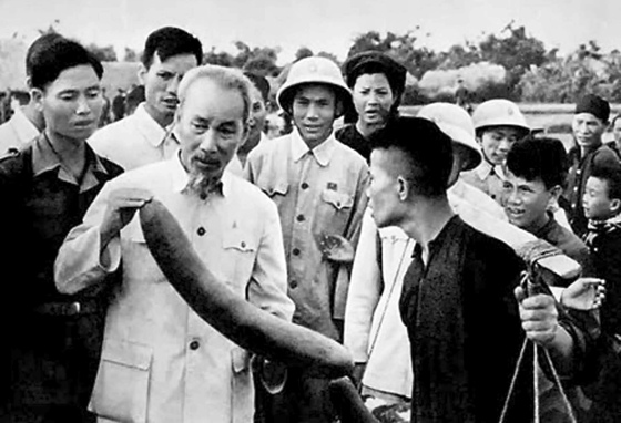 Sinh thời, Bác Hồ gần gũi, quan tâm đến đời sống của quần chúng nhân dân (Trong ảnh: Bác Hồ thăm và tìm hiểu về hoạt động sản xuất của nông dân xã Ái Quốc (Hải Hưng) năm 1958) - Ảnh tư liệu