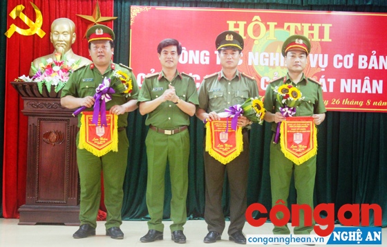 Đồng chí Thượng tá Nguyễn Đức Hải, Phó Giám đốc Công an tỉnh trao Cờ lưu niệm cho các đội thi