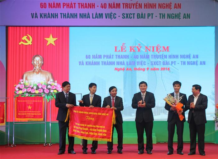 Phó Thủ tướng Vương Đình Huệ trao tặng Cờ thi đua xuất sắc năm 2015 cho Đài PT- TH Nghệ An
