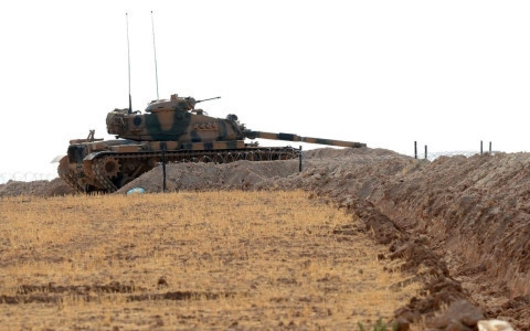 Xe tăng Thổ Nhĩ Kỳ xuất hiện tại khu vực biên giới Syria. (Ảnh: Reuters)