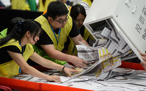 Kết quả kiểm phiếu sơ bộ được công bố muộn hơn so với dự kiến do số lượng cử tri đi bầu quá đông. (Ảnh: AFP)