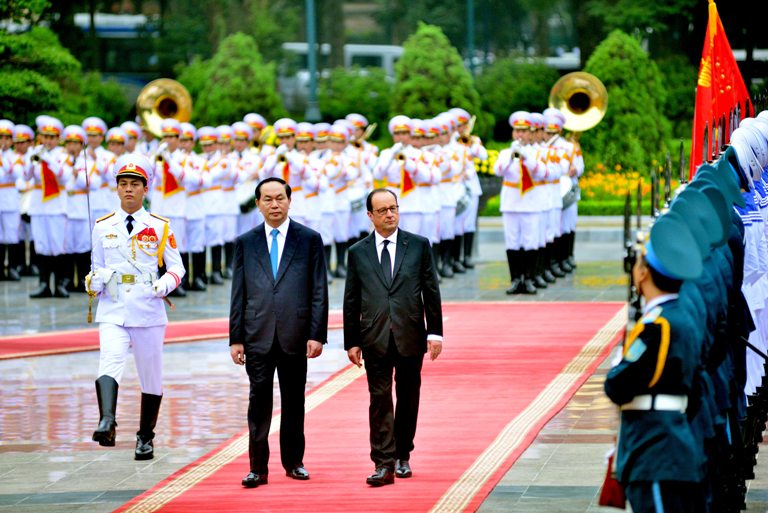 Chủ tịch nước Trần Đại Quang và Tổng thống Cộng hòa Pháp François Hollande duyệt đội danh dự. Ảnh: VGP/Nhật Bắc
