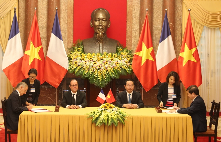Chủ tịch nước Trần Đại Quang và Tổng thống Pháp François Hollande chứng kiến lễ ký kết hợp tác trên các lĩnh vực giữa hai nước. Ảnh: VGP/Hải Minh
