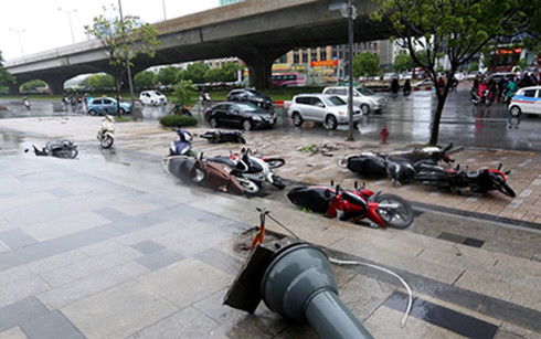  Đi xe máy trong mưa bão rất dễ xảy ra tai nạn