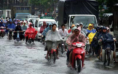 Đi xe máy dưới trời mưa bão cần phải đi chậm và quan sát kỹ