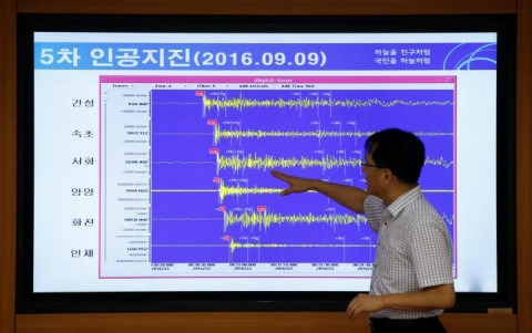 Giám đốc ban Giám sát Động đất và Núi lửa của Hàn Quốc Ryoo Yong-gyu chỉ vào một biểu đồ hiển thị sóng địa chấn gần khu vực thử hạt nhân của Triều Tiên. Ảnh: Reuters