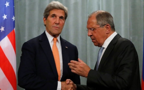 Ngoại trưởng Mỹ John Kerry và người đồng cấp Nga Lavrov (phải). Ảnh: Reuters