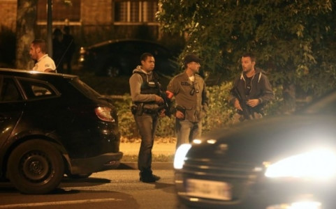 Cảnh sát Pháp có mặt gần chiếc xe khả nghi. Ảnh: AP
