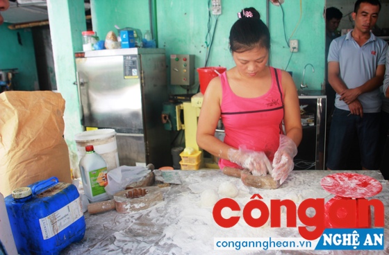 Cơ sở sản xuất bánh Trung thu do bà Nguyễn Thị Hương Ly làm chủ.
