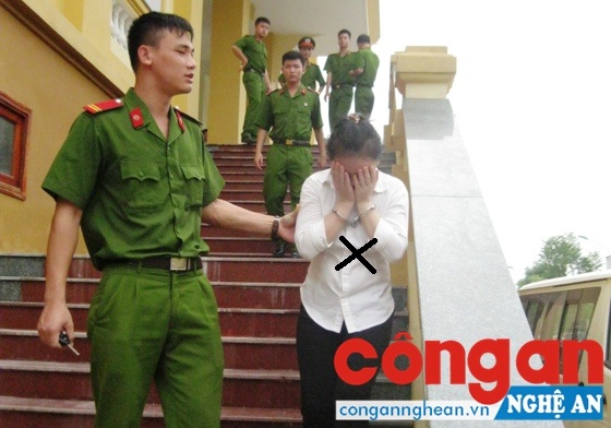 Dẫn giải bị cáo Nguyễn Thị Thủy (X) trở về Trại Tạm giam