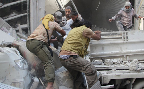 Lực lượng cứu hộ cứu một người đàn ông trong đống đổ nát ở Idlib. (Ảnh: AFP)