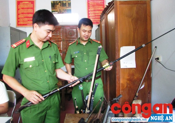Công an huyện Con Cuông kiểm tra súng tự chế được giao nộp
