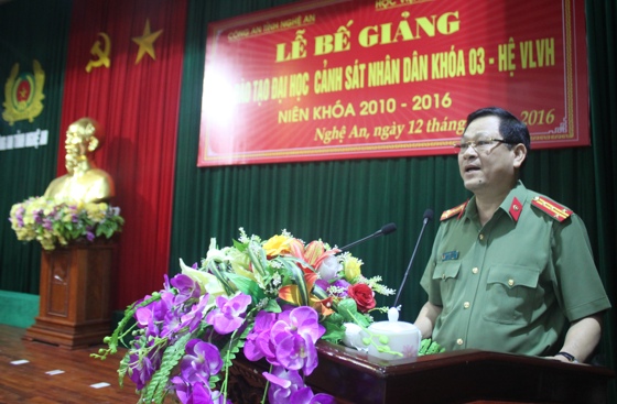 Đại tá Nguyễn Hữu Cầu, Giám đốc Công an tỉnh phát biểu căn dặn số học viên tại lễ bế giảng