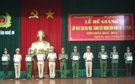 Thiếu tướng, PGS,Tiến sỹ Đặng Xuân Khang, Phó Giám đốc Học viện CSND trao bằng tốt nghiệp cho các học viên.