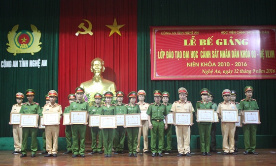 Thiếu tướng, PGS,Tiến sỹ Đặng Xuân Khang, Phó Giám đốc Học viện CSND trao giấy khen cho 20 học viên có thành tích xuất sắc trong học tập và phong trào của lớp.
