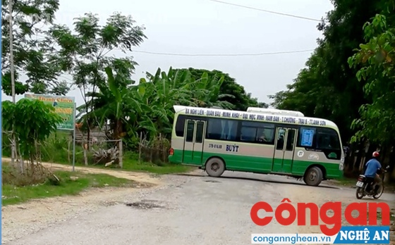 Xe buýt Phương Thảo đang quay đầu để về TP Vinh khi vừa chạy đến xã Thanh Liên (Thanh Chương)