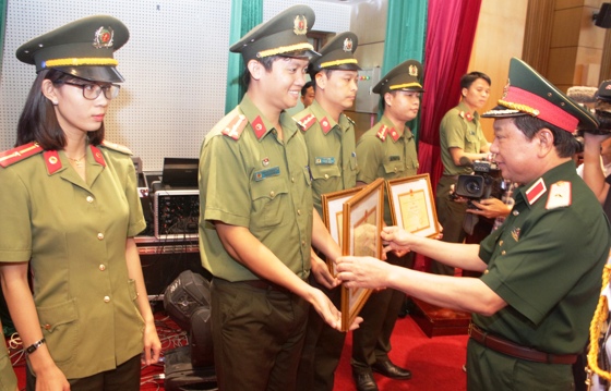 Đoàn Thanh niên Công an tỉnh nhận Bằng khen của Bộ Quốc phòng
