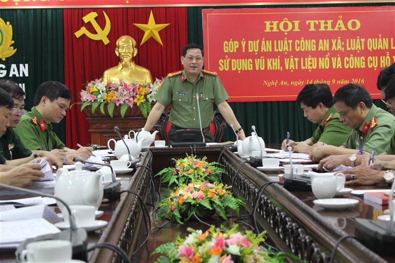 Đồng chí Đại tá Nguyễn Hữu Cầu, Giám đốc Công an tỉnh chủ trì buổi Hội thảo.