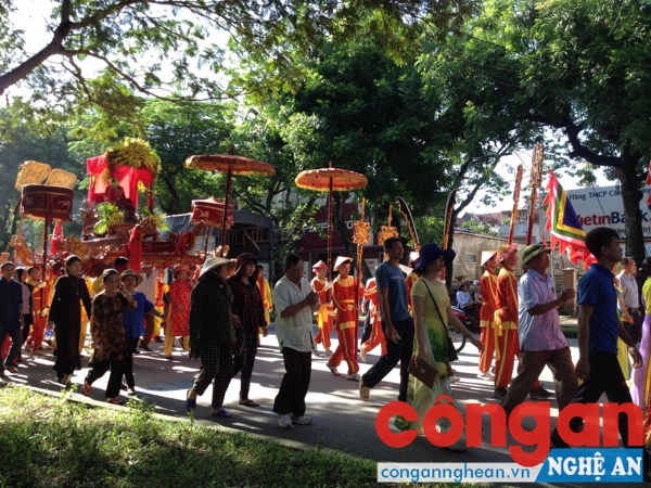 Đông đảo nhân dân tham gia lễ rước đồ tế khí, tượng pháp Đức thánh Trần Hưng Đạo
