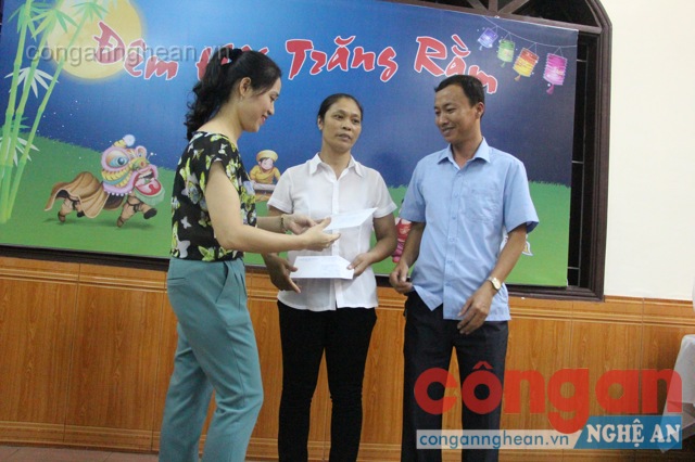 Trung tá Nguyễn Thị Thanh Huyền – Phó chủ tịch công đoàn Công an tỉnh trao quà cho 2 gia đình có hoàn cảnh khó khăn với tổng số tiền 20 triệu đồng