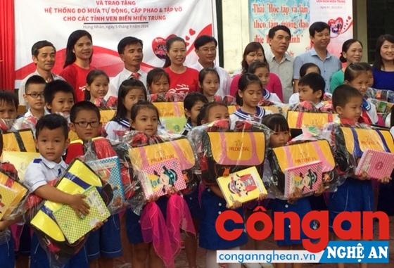 Tặng cặp áo phao cho học sinh Trường Tiểu học Phạm Hồng Thái trong lễ khai giảng năm học mới 2016 - 2017