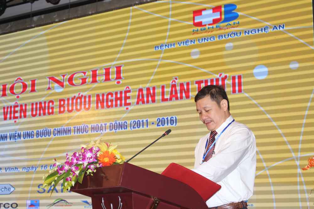 Bác sĩ, Thạc sĩ Phạm Vĩnh Hùng - Phó Giám đốc Bệnh viện Ung bướu Nghệ An khai mạc hội nghị