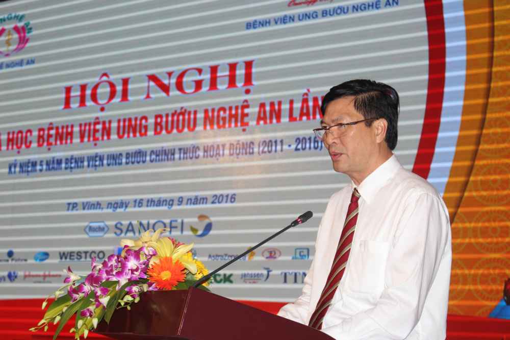 Bác sĩ, Tiến sĩ Nguyễn Quang Trung - Giám đốc Bệnh viện Ung bướu Nghệ An trao đổi một số hoạt động của Bệnh viện sau 5 năm chính thức hoạt động
