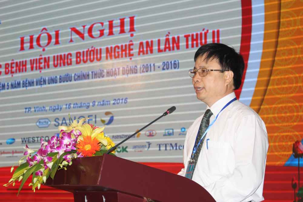 Ông Bùi Đình Long - Giám đốc Sở Y tế Nghệ An phát biểu tại Hội nghị